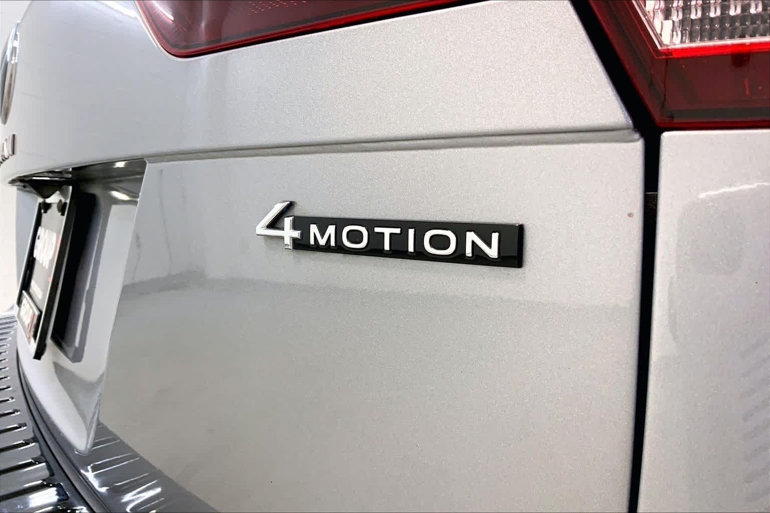 Used 2024 Pyrite Silver Metallic Volkswagen SE R-Line Black image 9