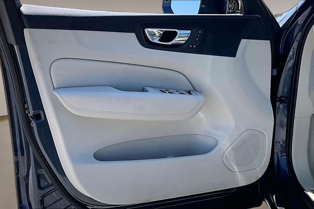 Used 2019 Blue Volvo T5 Momentum image 18