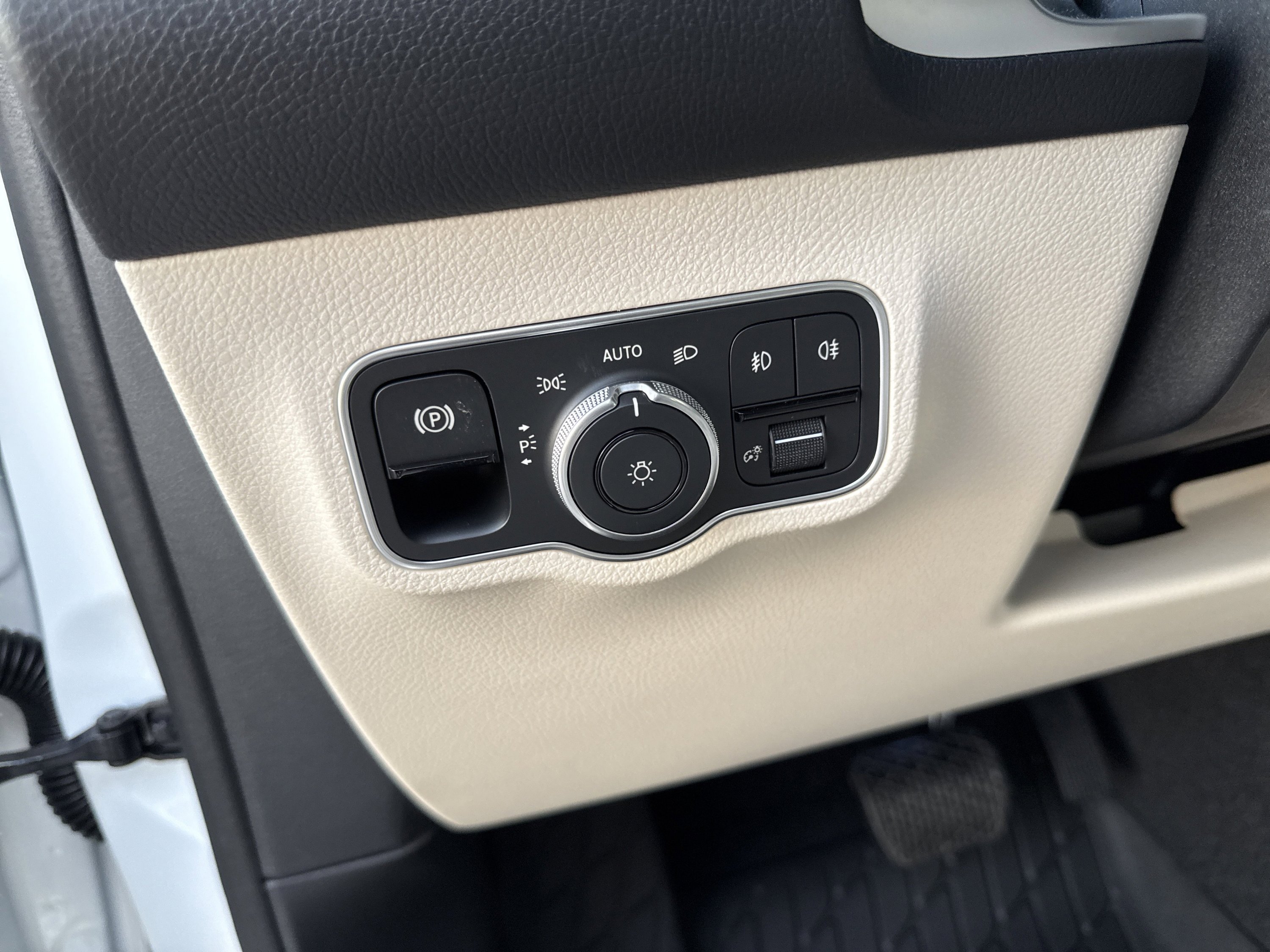 New 2026 Polar White Mercedes-Benz GLB 250 image 20