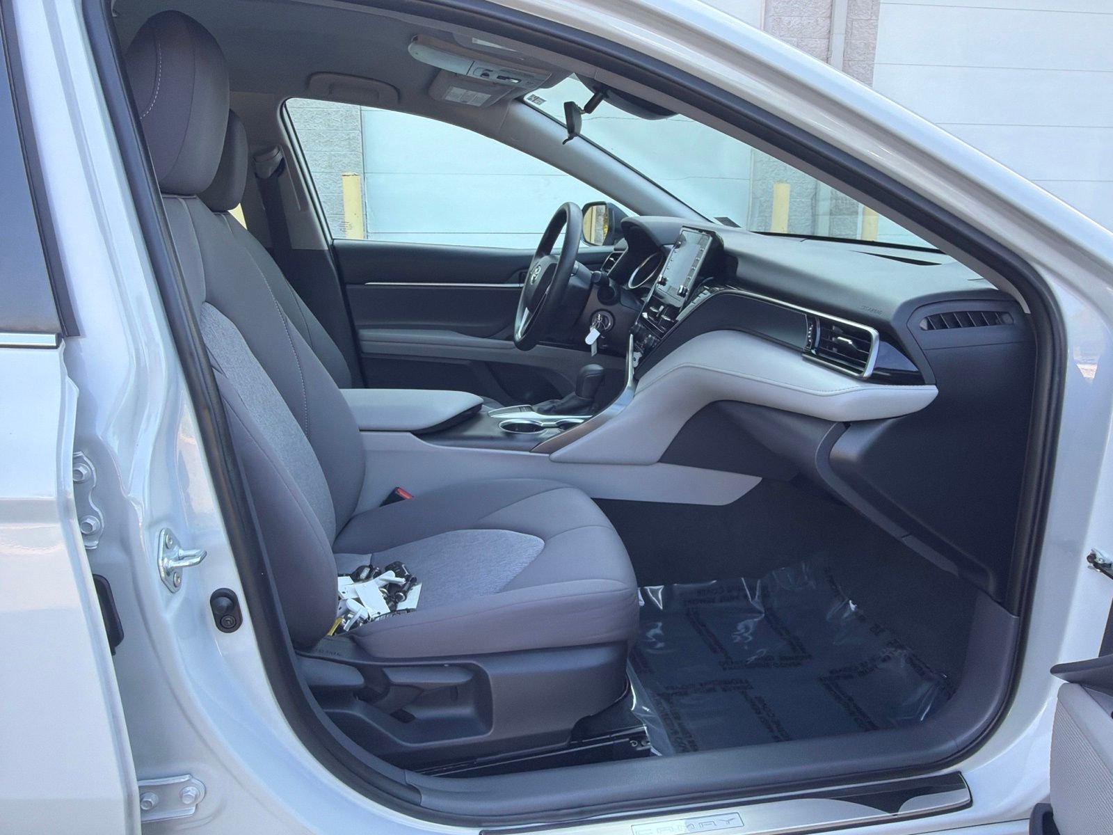Used 2022 White Toyota LE image 21