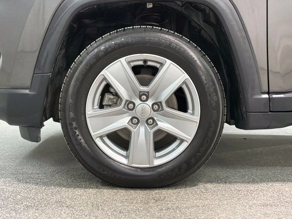 Used 2022 Crystal Metallic Jeep Latitude image 31