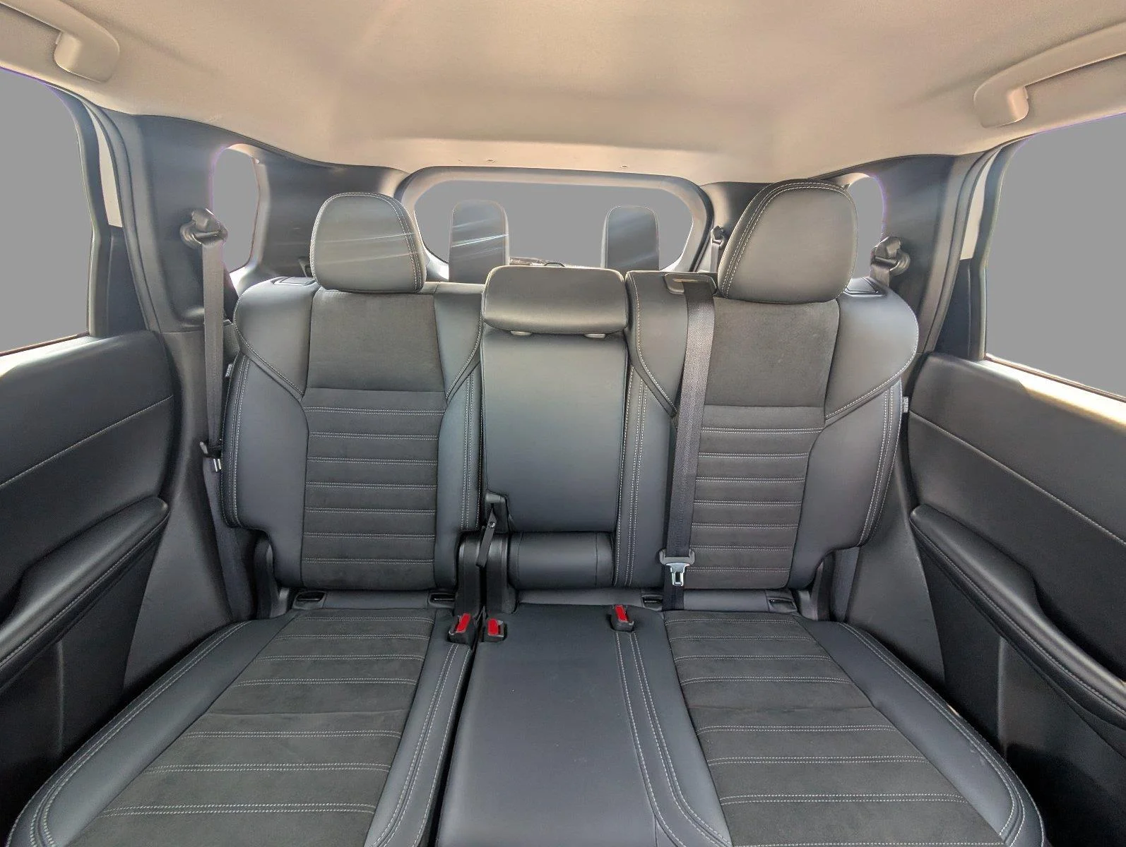 Used 2025 White Diamond Mitsubishi SE image 31