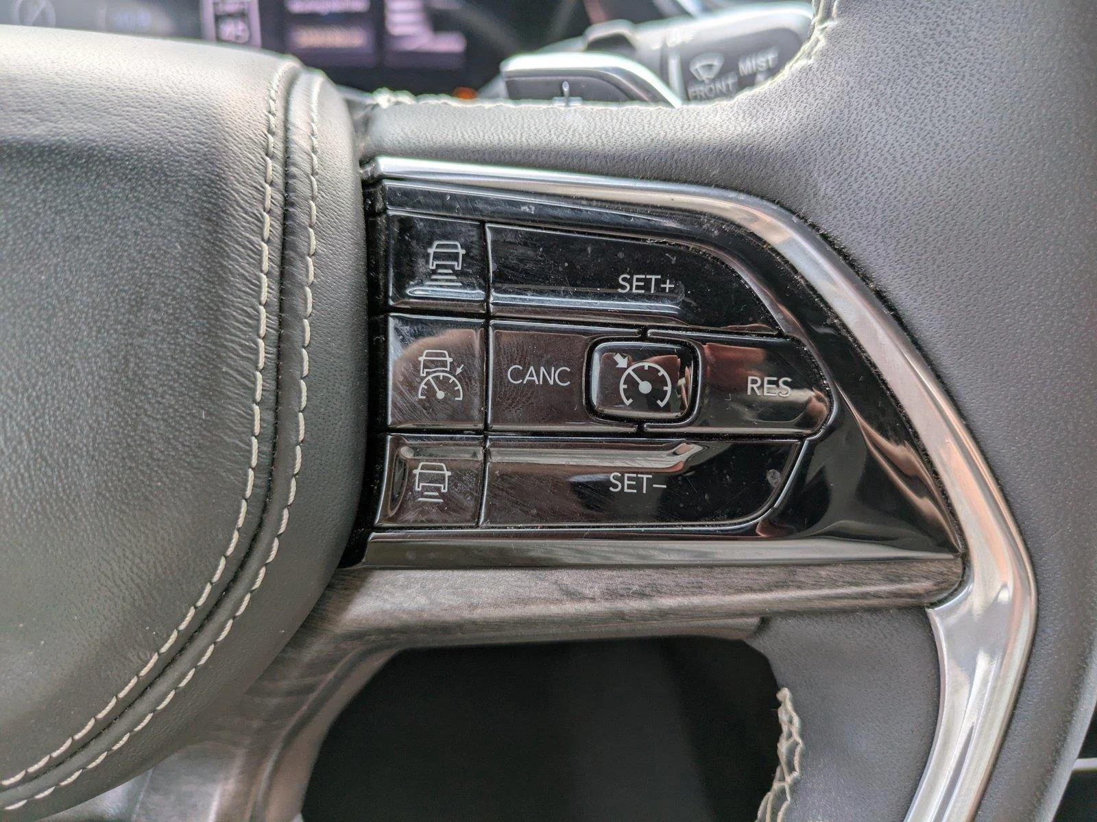 Used 2023 Diamond Black Crystal Pearlcoat Jeep Overland image 27