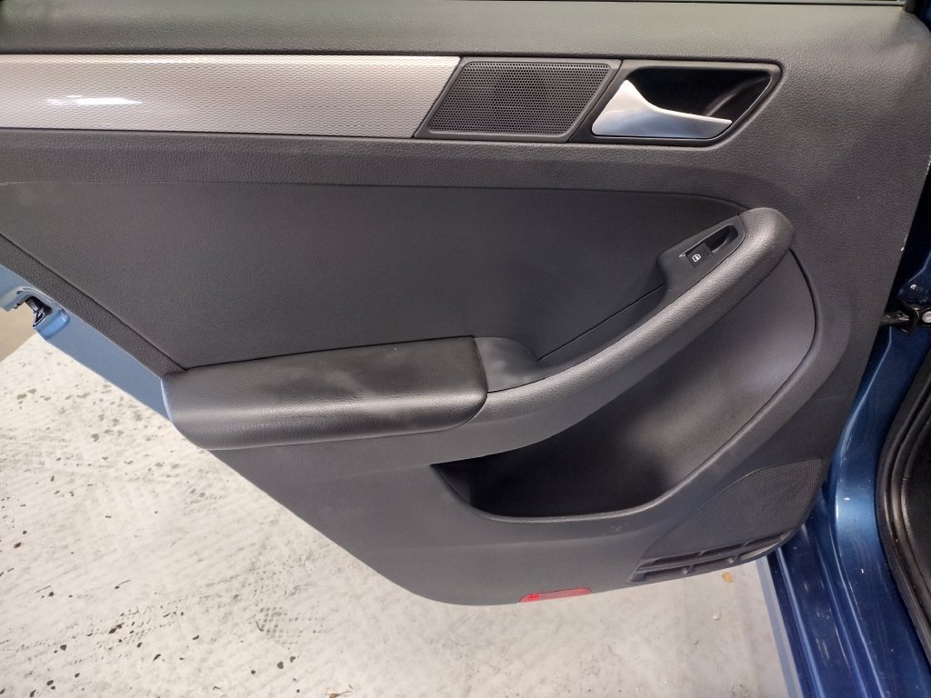 Used 2017 Blue Volkswagen 1.4T SE image 24