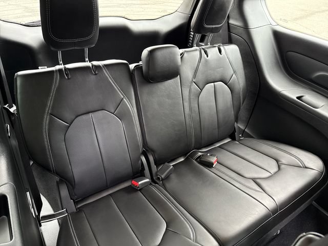 New 2026 Diamond Black Crystal Pearl-Coat Exterior Paint Chrysler Select image 23