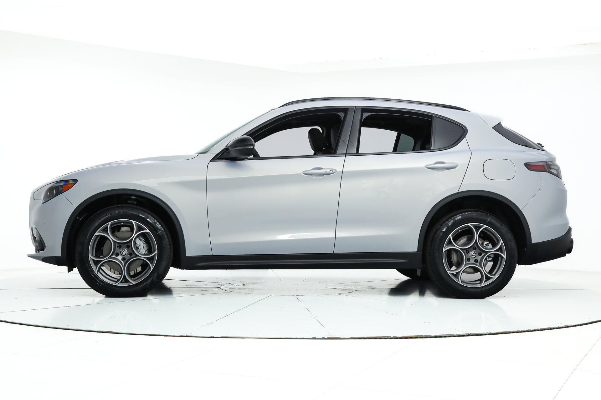 New 2025 Moonlight Gray Metallic Exterior Paint Alfa Romeo  image 2