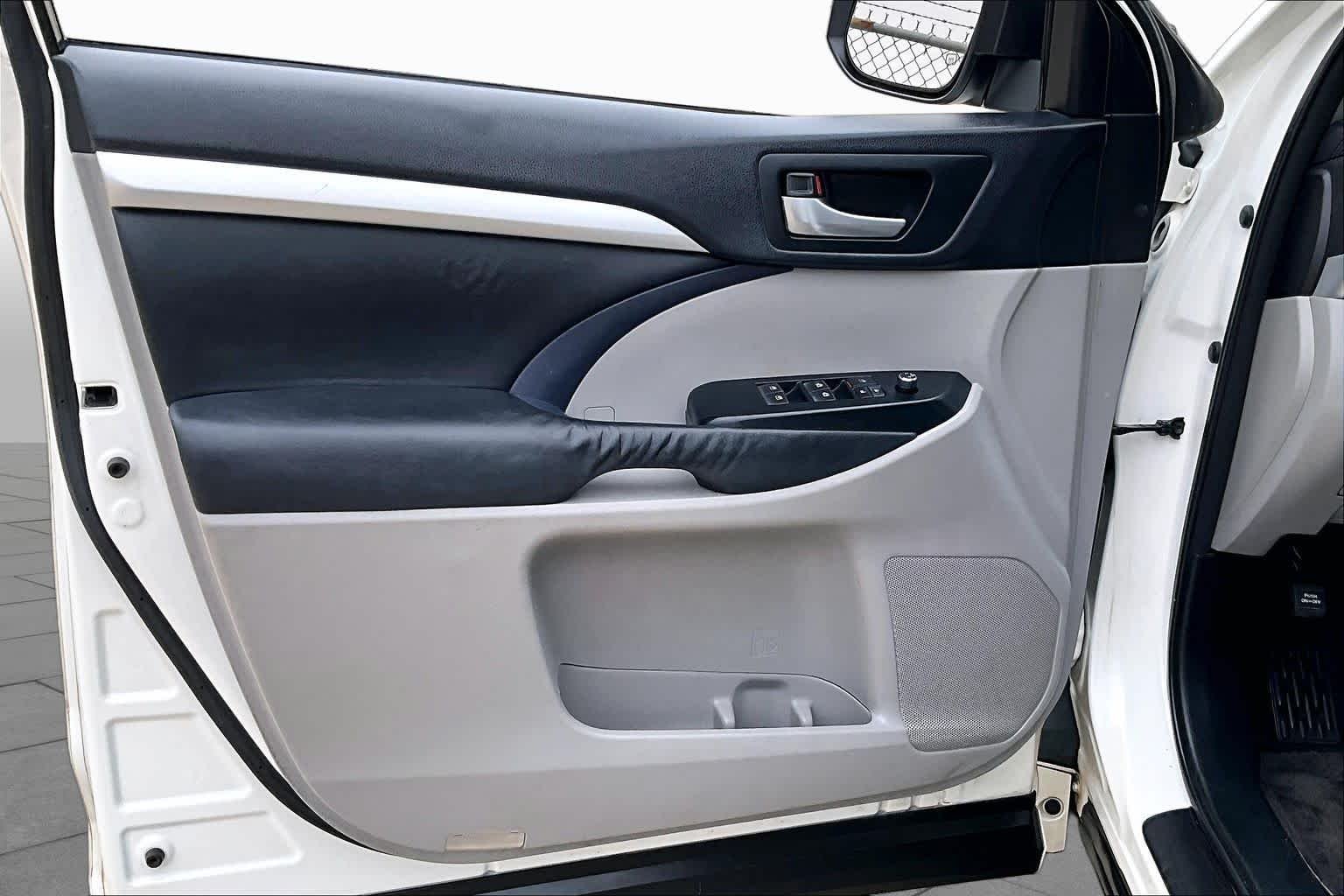Used 2015 Blizzard Pearl Toyota XLE image 25