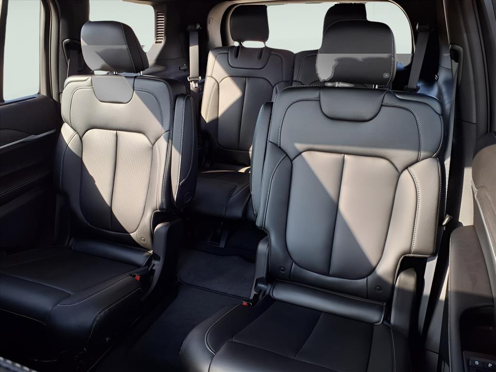 New 2025 Silver Zynith Exterior Paint Jeep Limited image 16