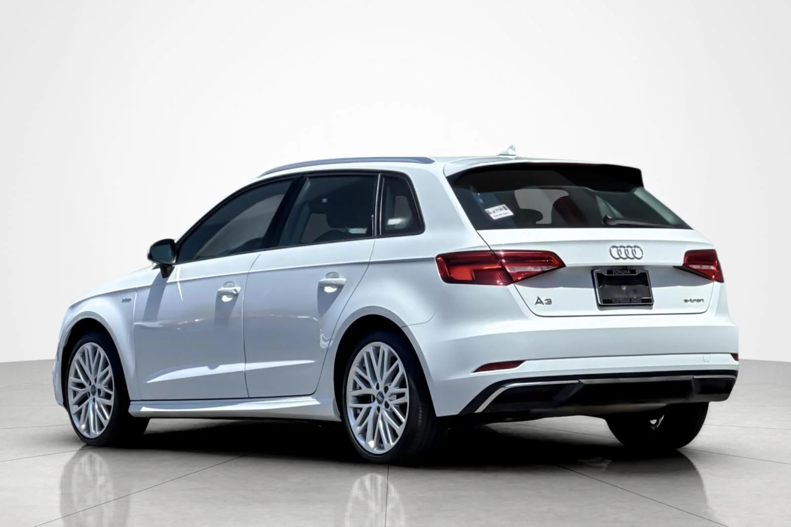 Used 2018 WHITE METALLIC Audi Premium image 3