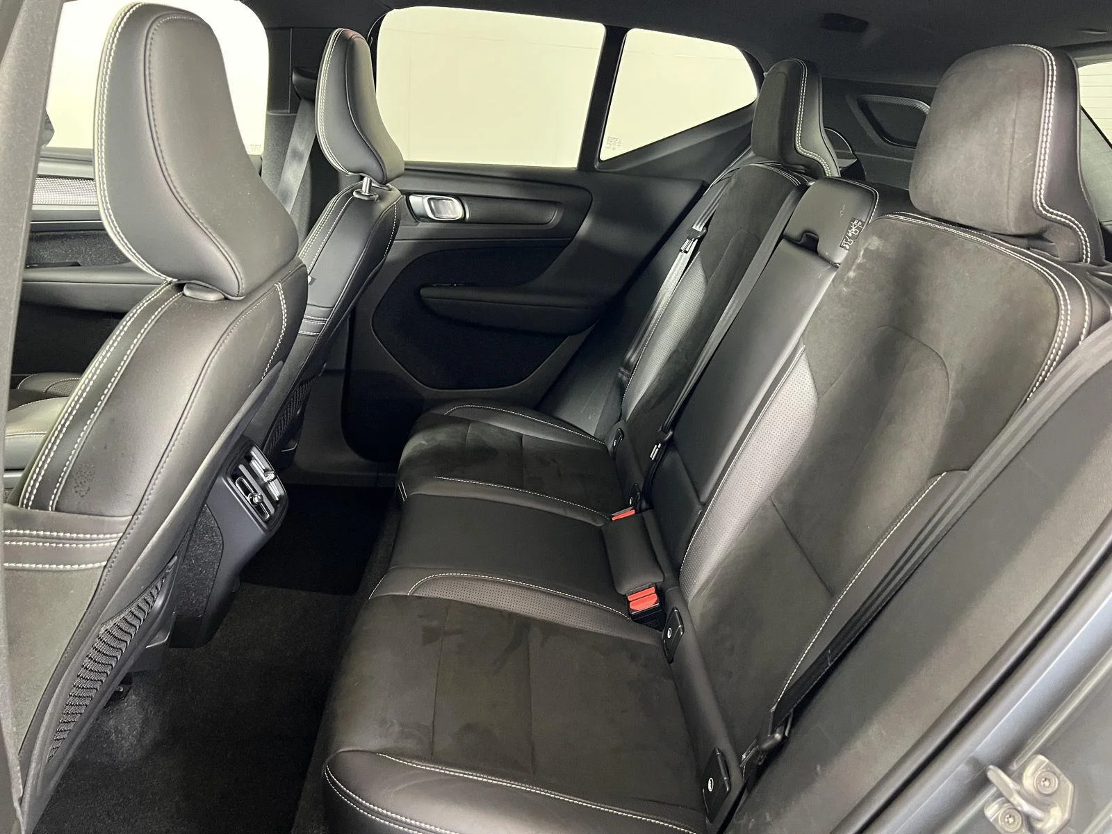 Used 2019 Gy Volvo R-Design image 26