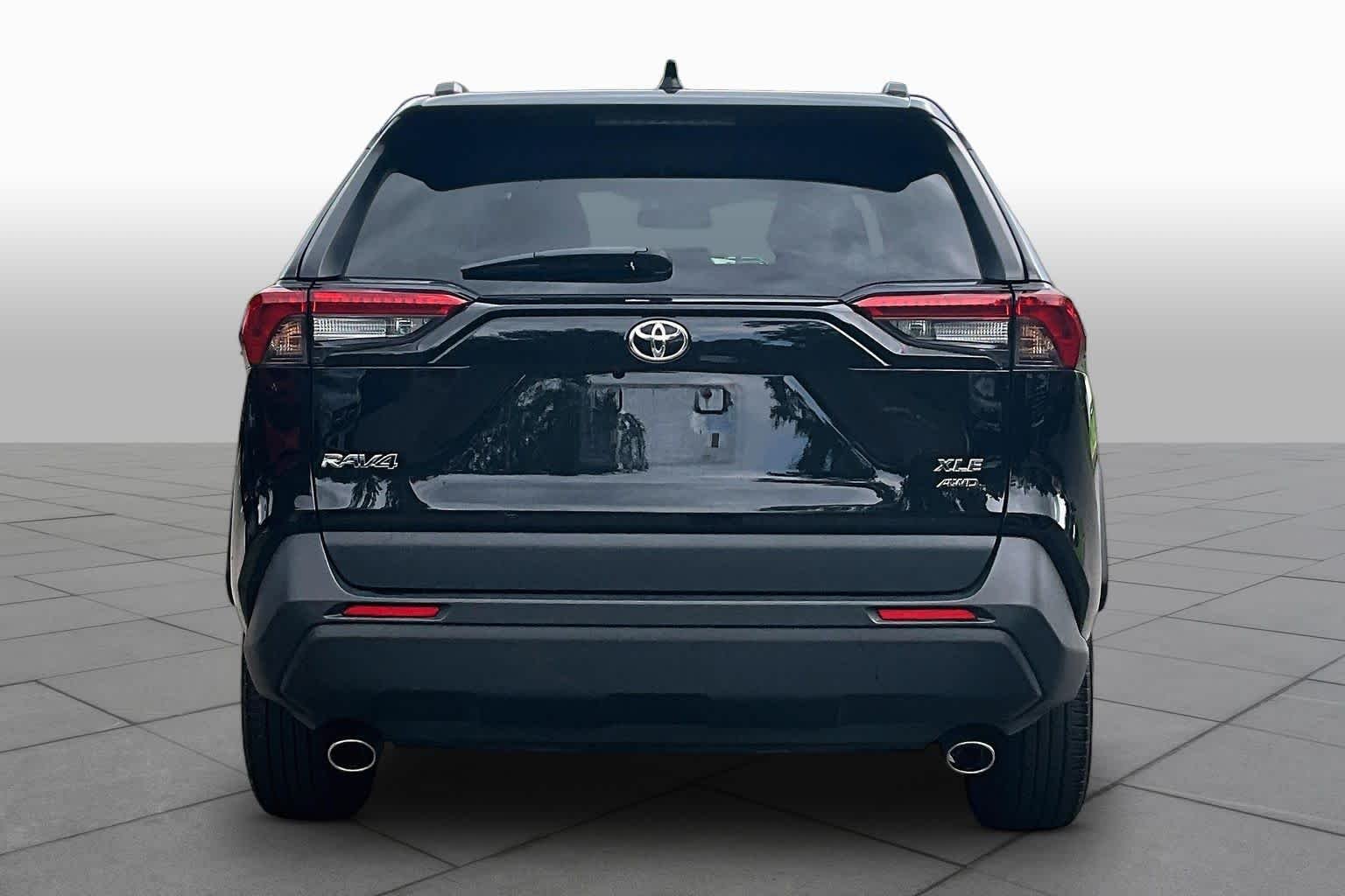 Used 2025 Midnight Black Metallic Toyota XLE image 5