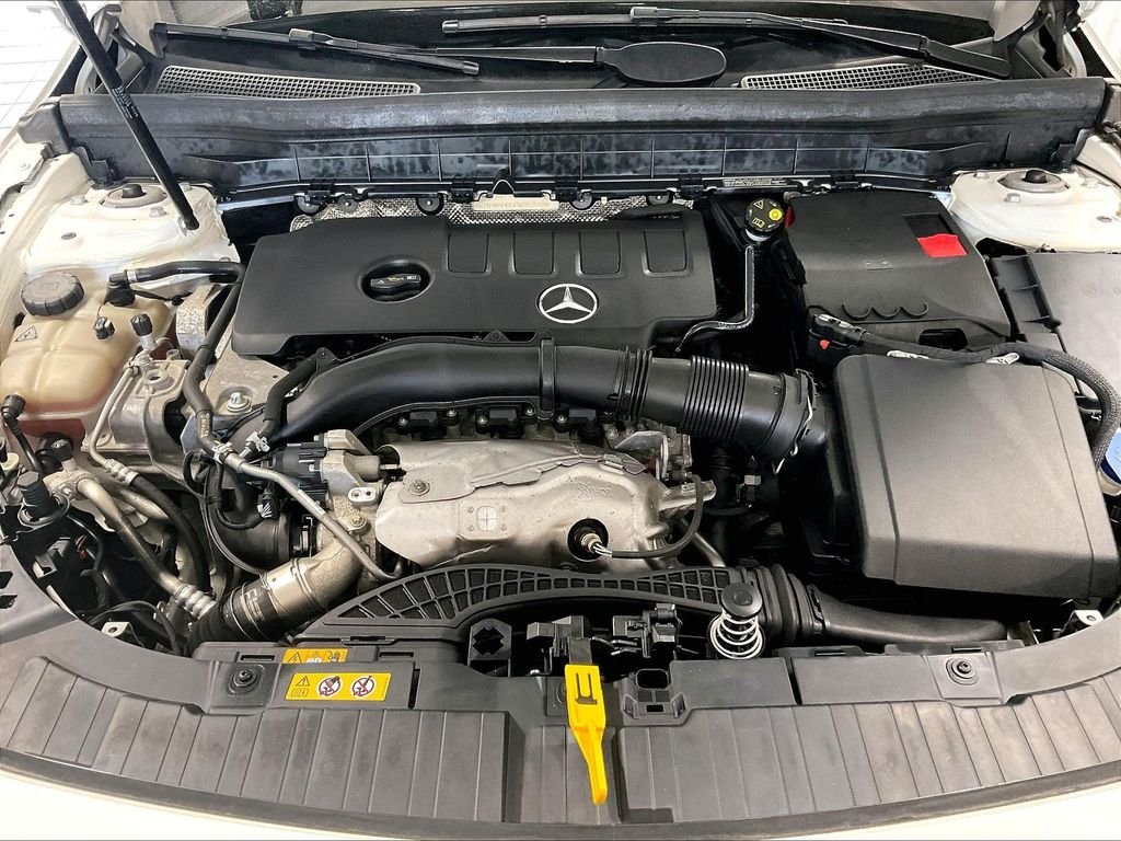 Used 2023 White Mercedes-Benz GLB 250 image 30