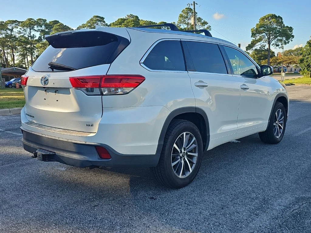 Used 2017 White Toyota XLE image 5