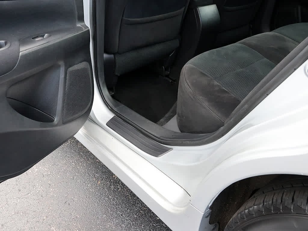 Used 2014 Brilliant Silver Metallic Nissan 2.5 S image 19