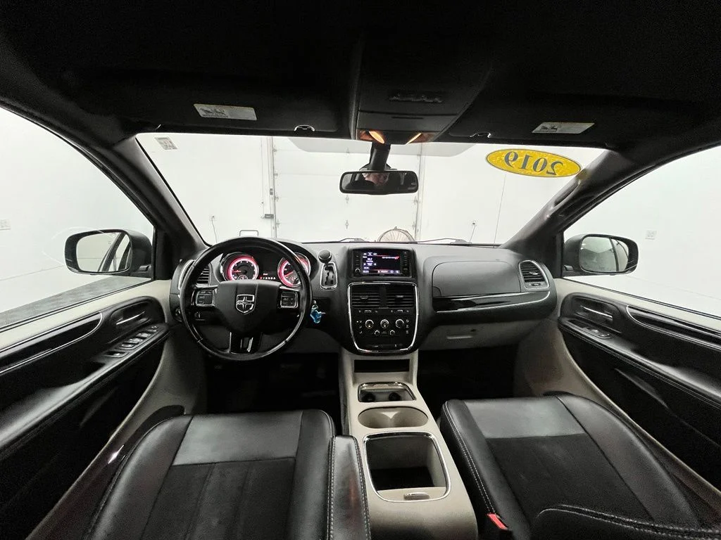 Used 2019 Black Dodge SXT image 4