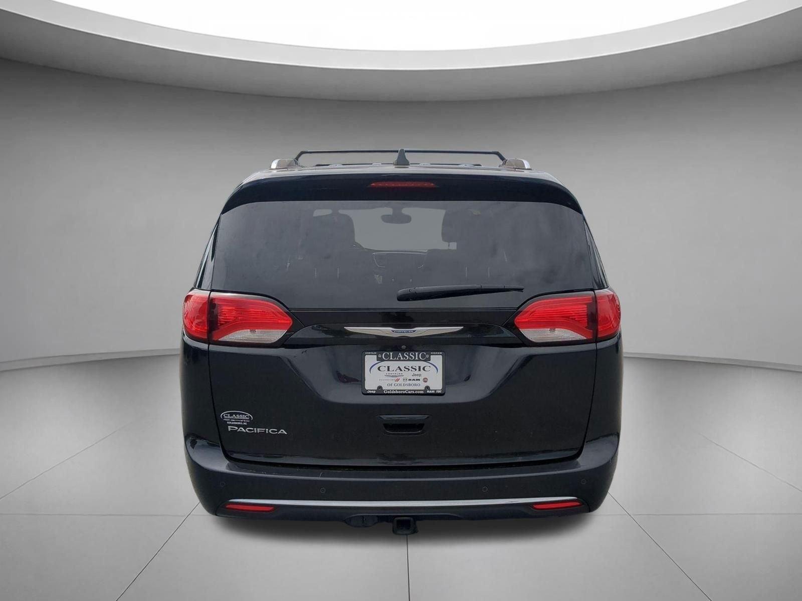 Used 2018 Brilliant Black Crystal Pearlcoat Chrysler Touring L Plus image 4