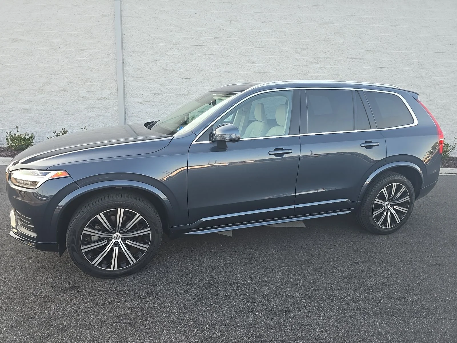 2023 Volvo XC90 B6 Core 4WD's photo