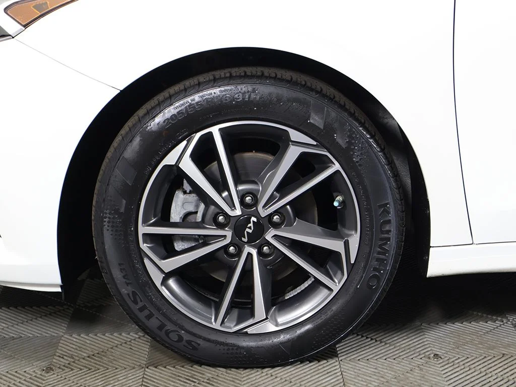 Used 2022 White Kia LXS image 9