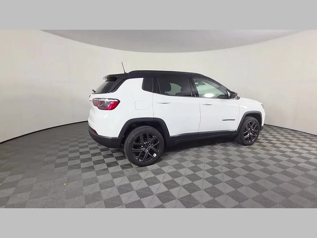 New 2026 Bright White Clear-Coat Exterior Paint Jeep Limited Altitude image 23