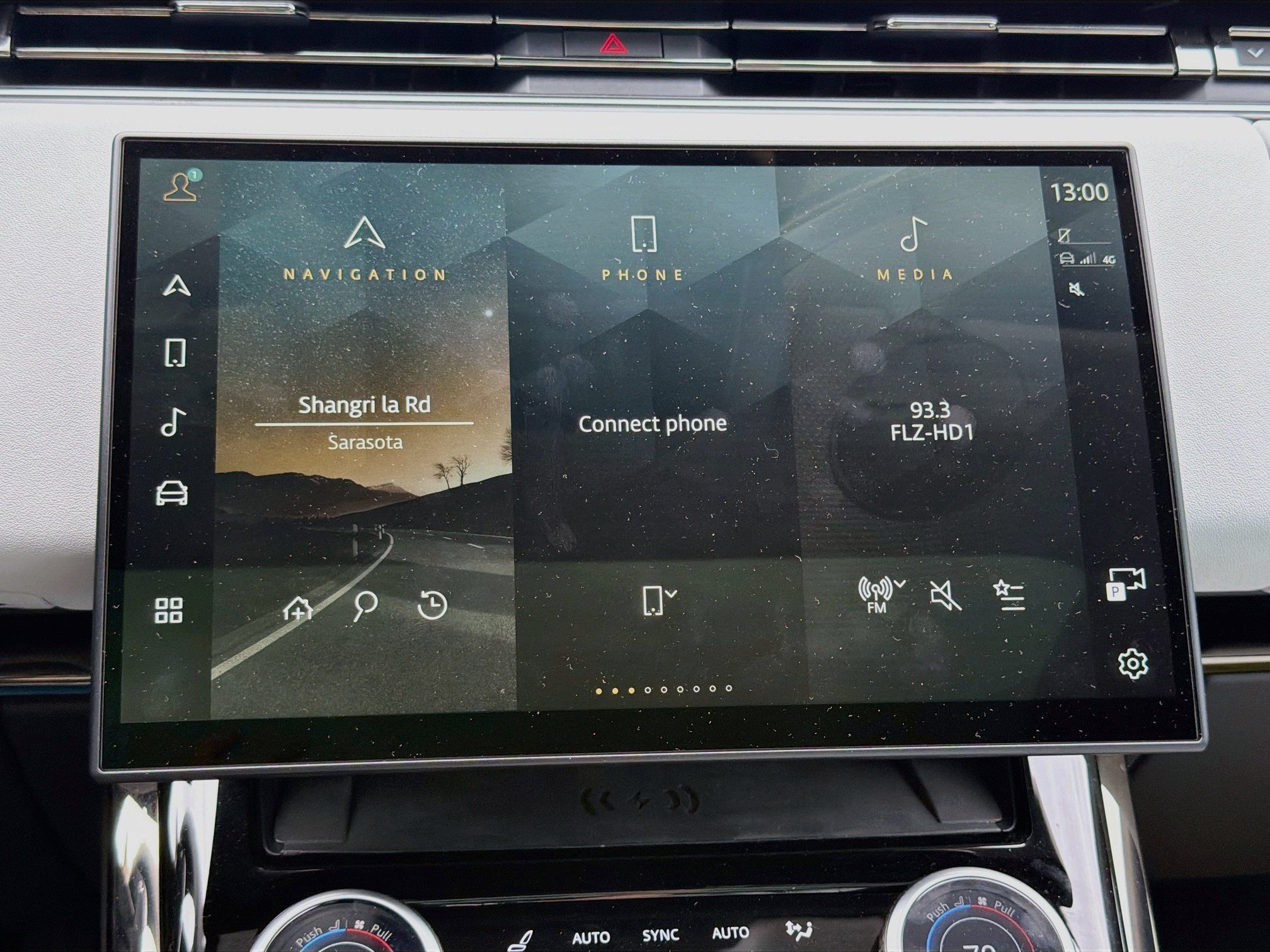 Used 2023 White Land Rover SE image 33