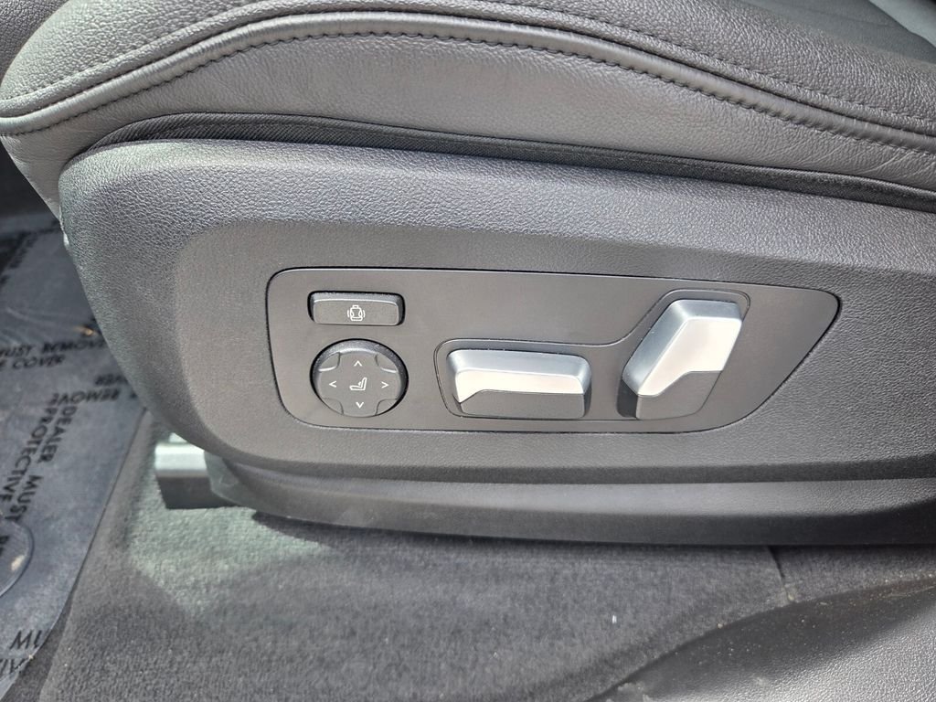 Used 2021 White BMW xDrive40i image 5