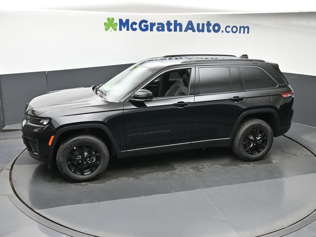 New 2026 Diamond Black Crystal Pearl-Coat Exterior Paint Jeep Altitude image 23