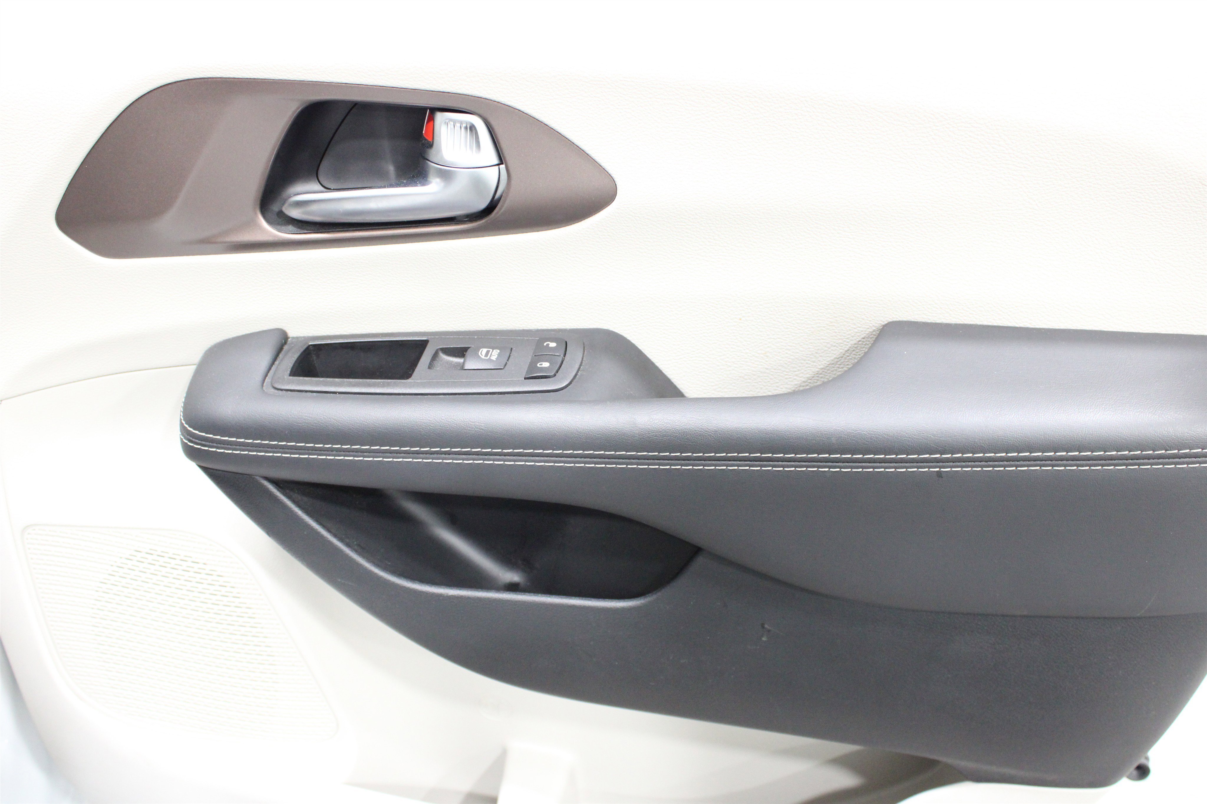 Used 2024 Bright White Clearcoat Chrysler LX image 27
