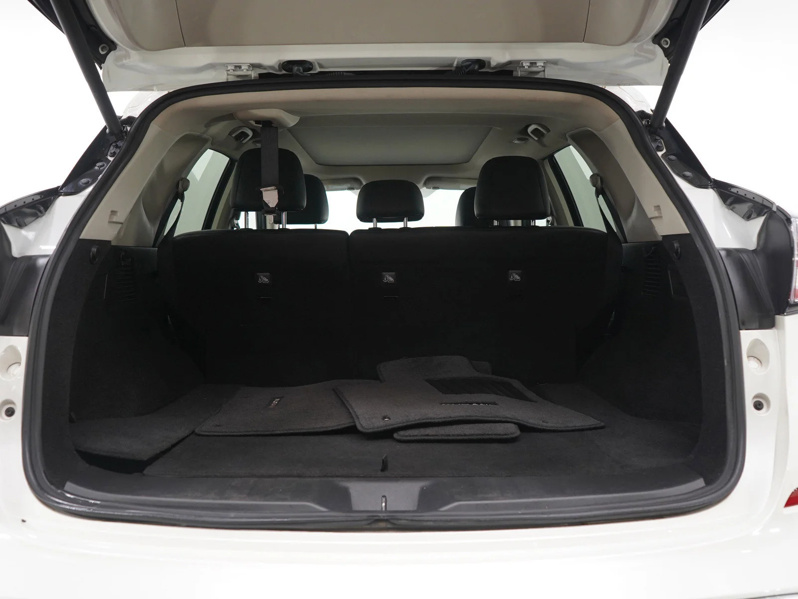 Used 2017 White Nissan SL image 17