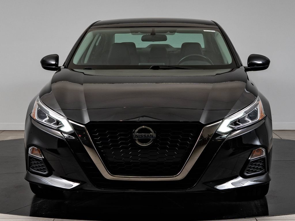Used 2019 Super Black Nissan 2.5 SR image 2