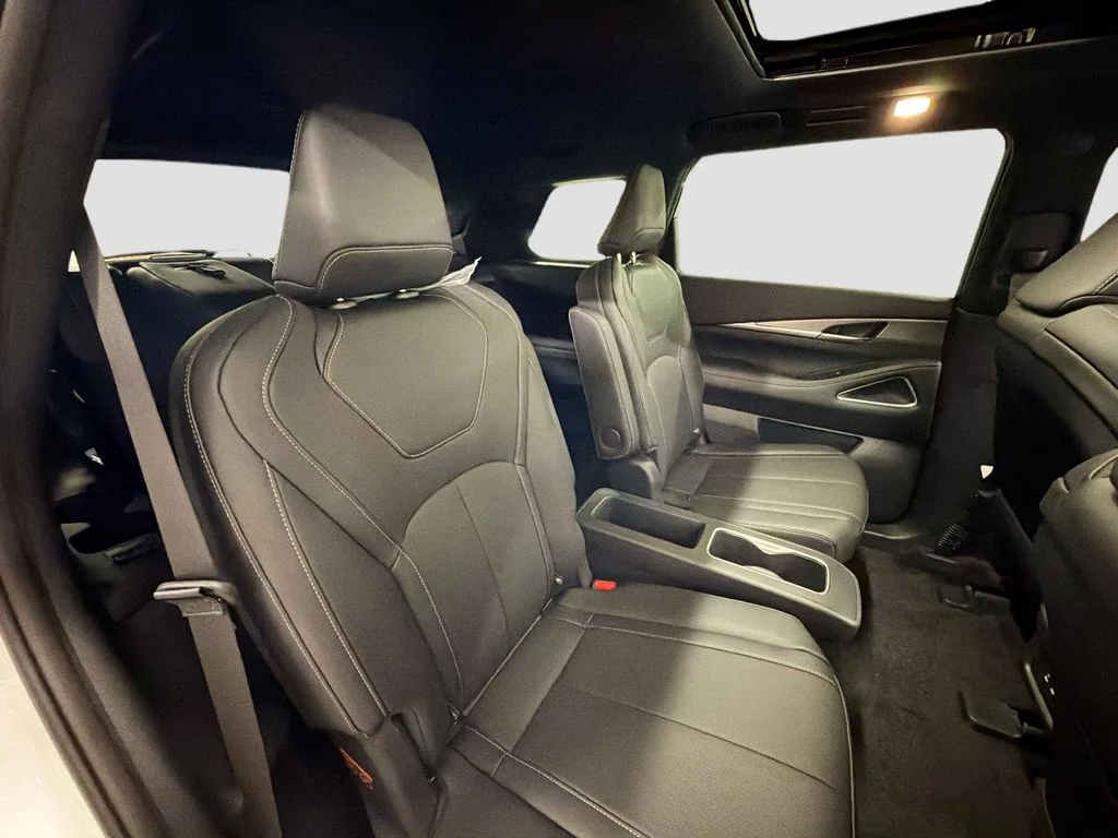 New 2027 RADIANT WHITE INFINITI SPORT image 30