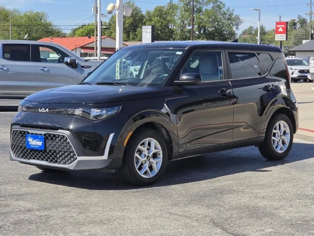 Used 2025 Fusion Orange Kia LX image 4