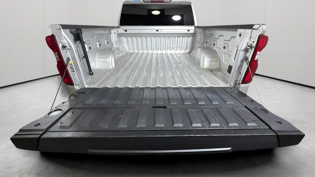 Used 2022 Silver Ice Metallic Chevrolet Custom image 29