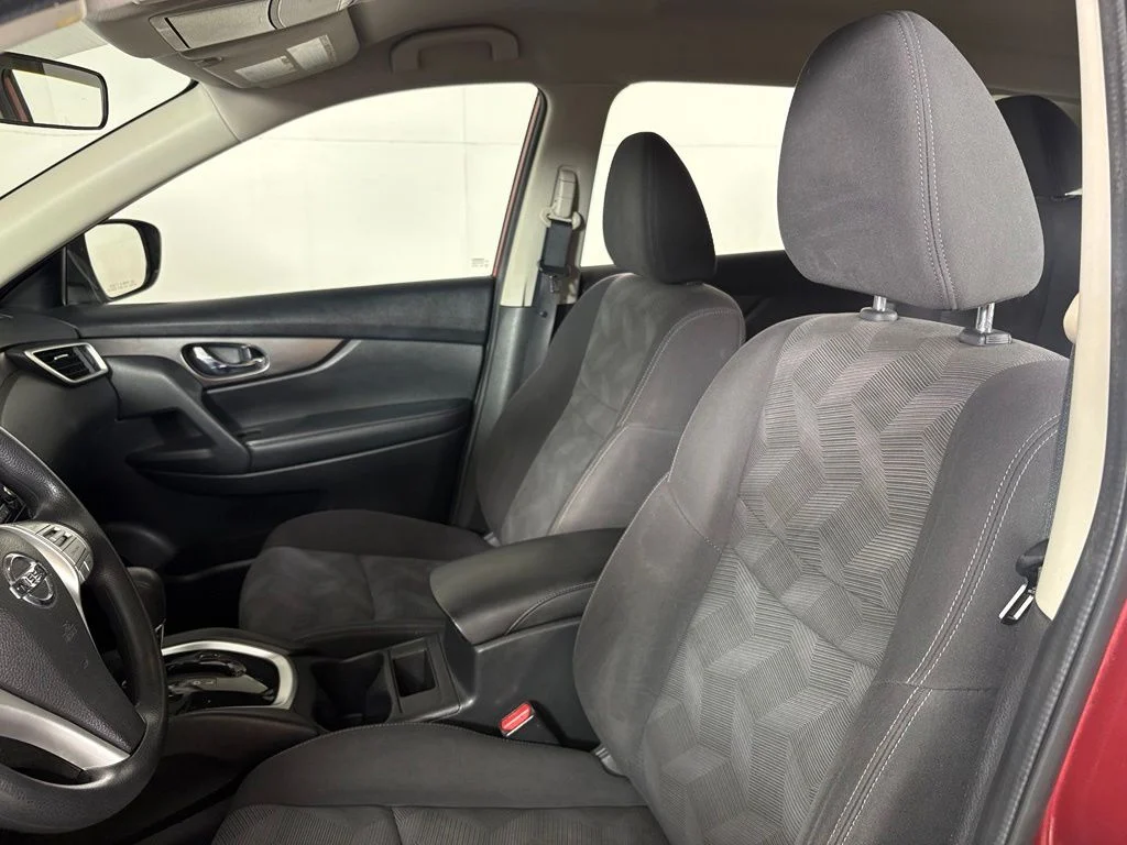 Used 2016 Red Nissan S image 17