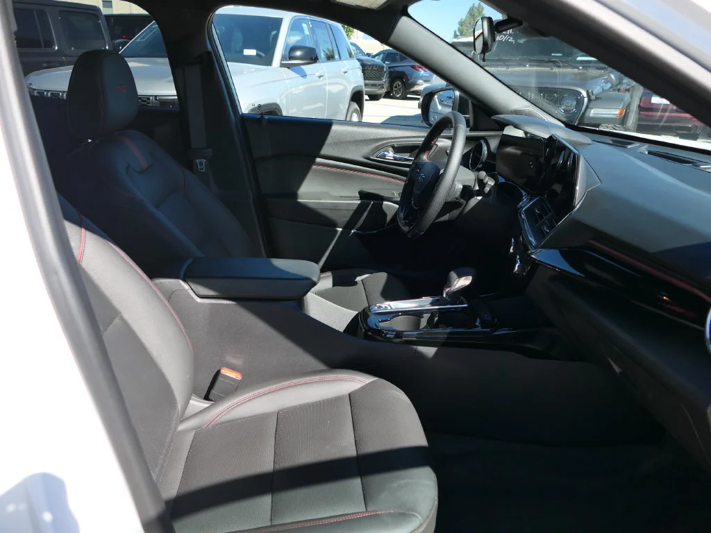 Used 2025 Summit White Chevrolet 2RS image 25