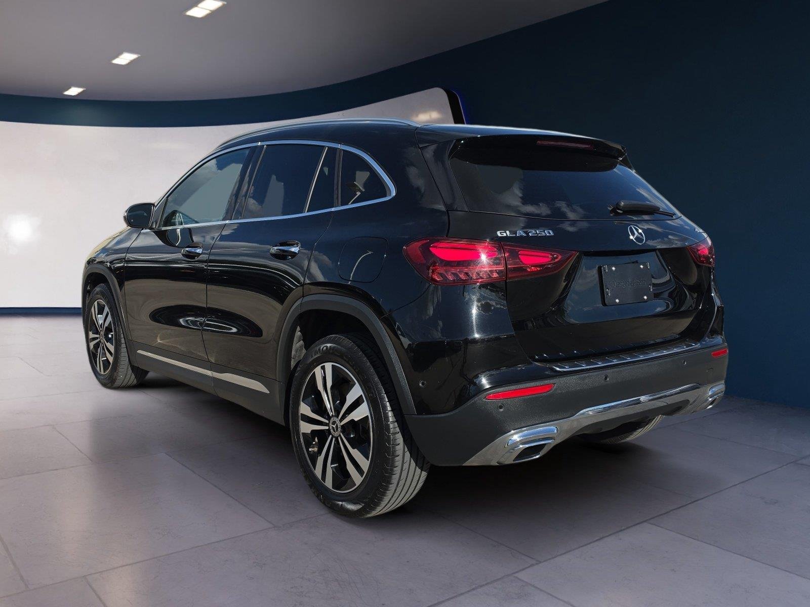 Used 2025 Night Black Mercedes-Benz GLA 250 image 3