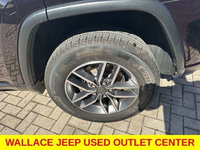 Used 2020  Jeep Limited image 13