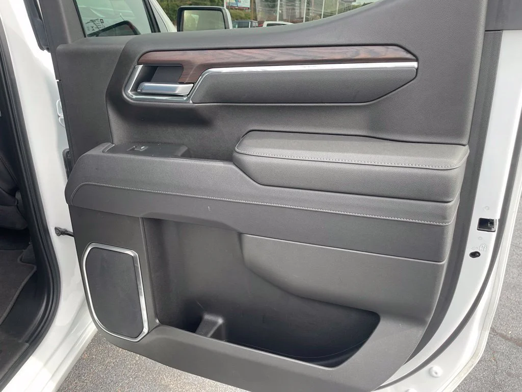 Used 2025 Summit White GMC SLT image 17