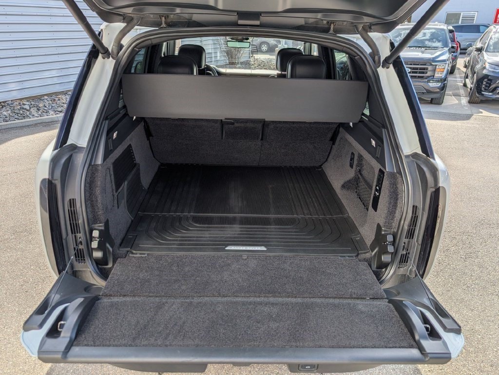 Used 2023 Fuji White Land Rover Autobiography image 28