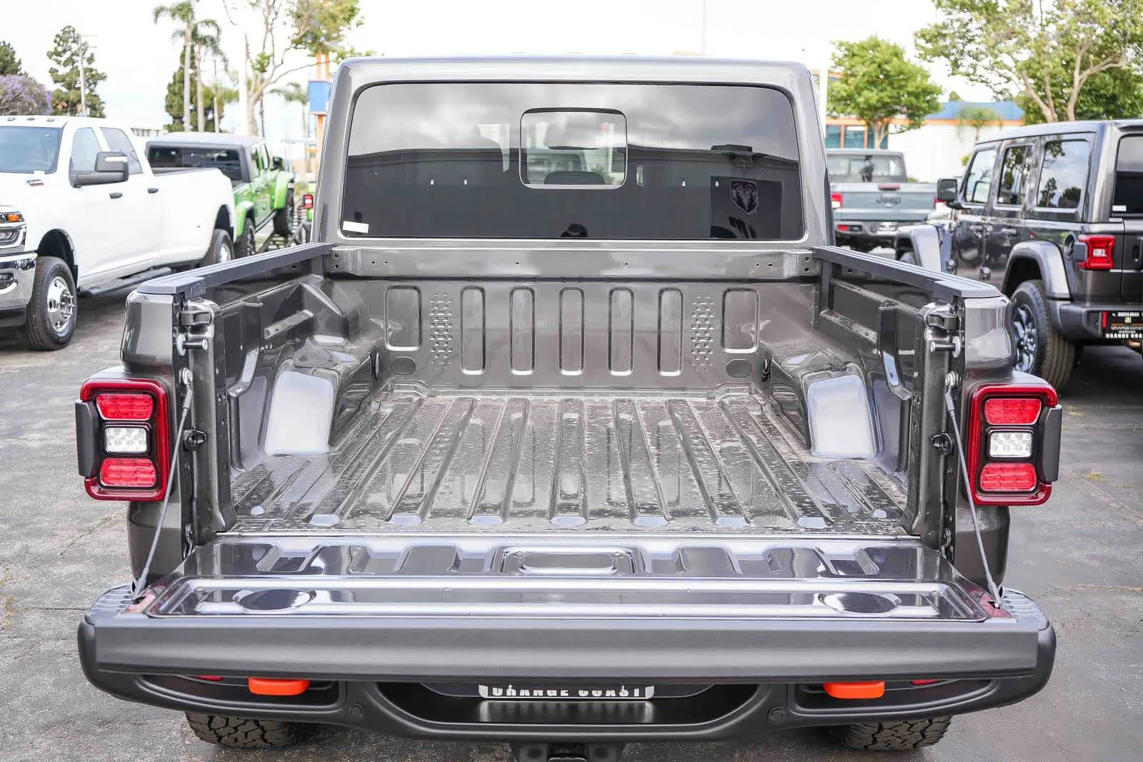 New 2026 Granite Crystal Metallic Clear-Coat Exterior Paint Jeep Mojave X image 14