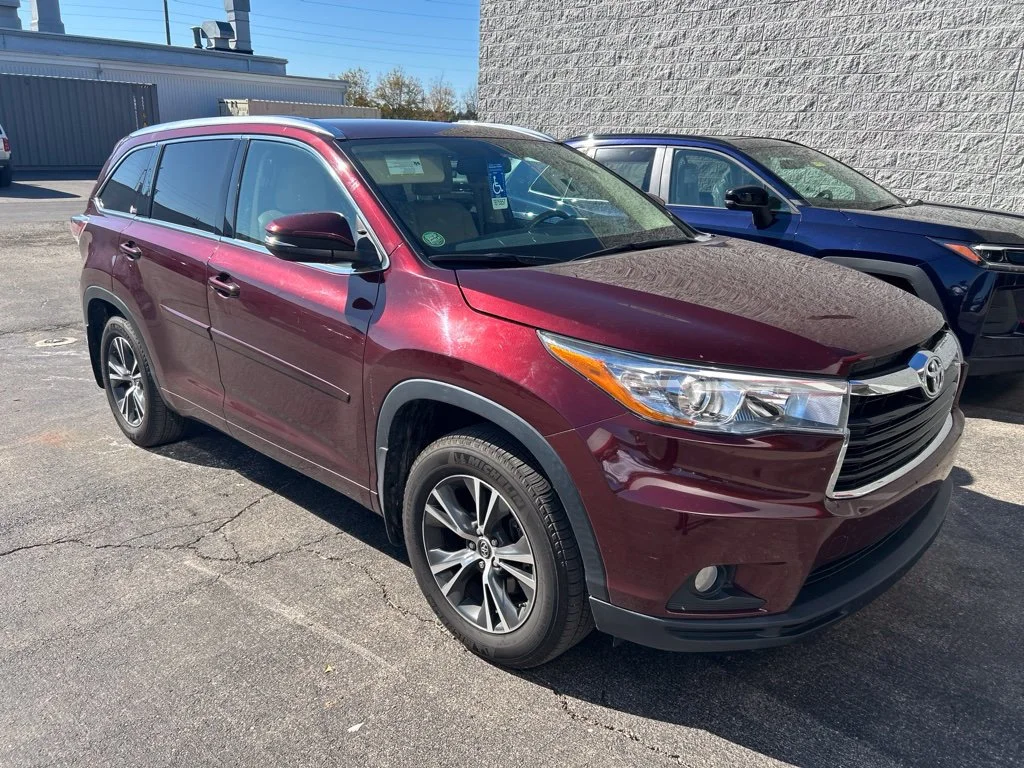 Used 2016  Toyota XLE V6 image 1