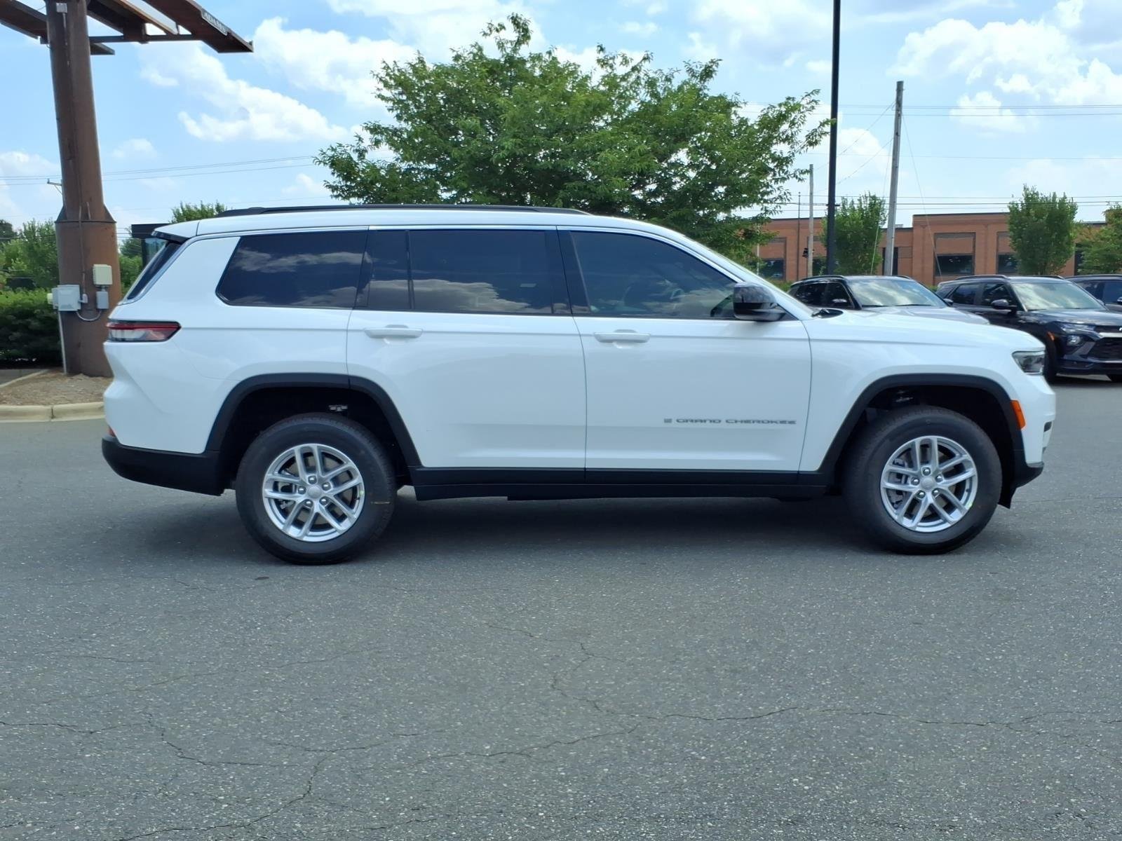 New 2026 Bright White Clear-Coat Exterior Paint Jeep Laredo image 9