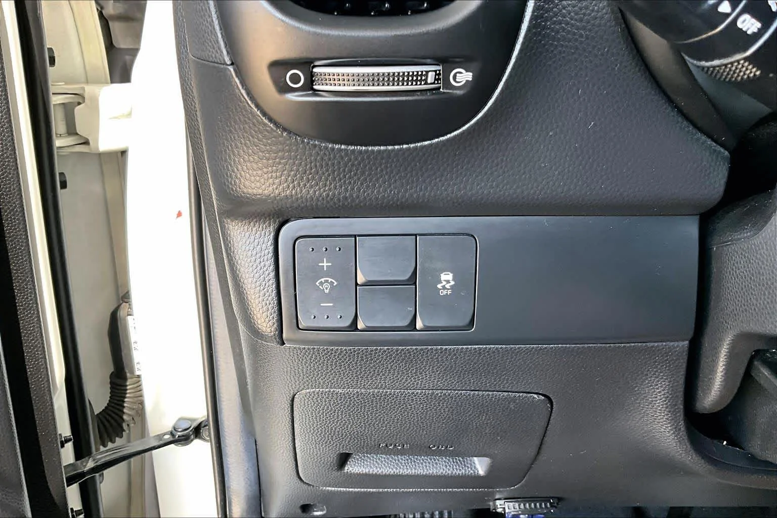 Used 2018 Clear White Kia Base image 32