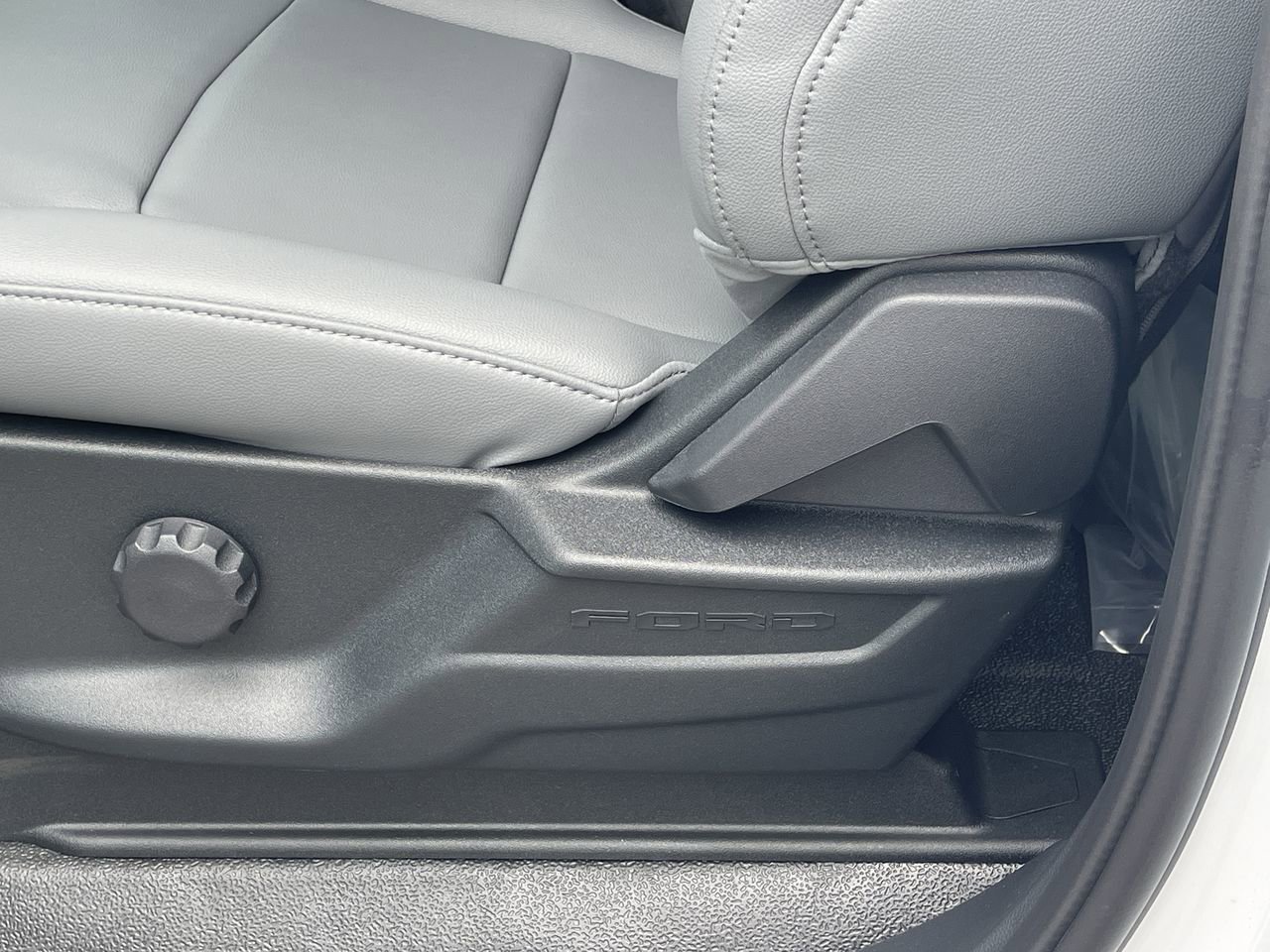 New 2025 Oxford White Ford XL image 21