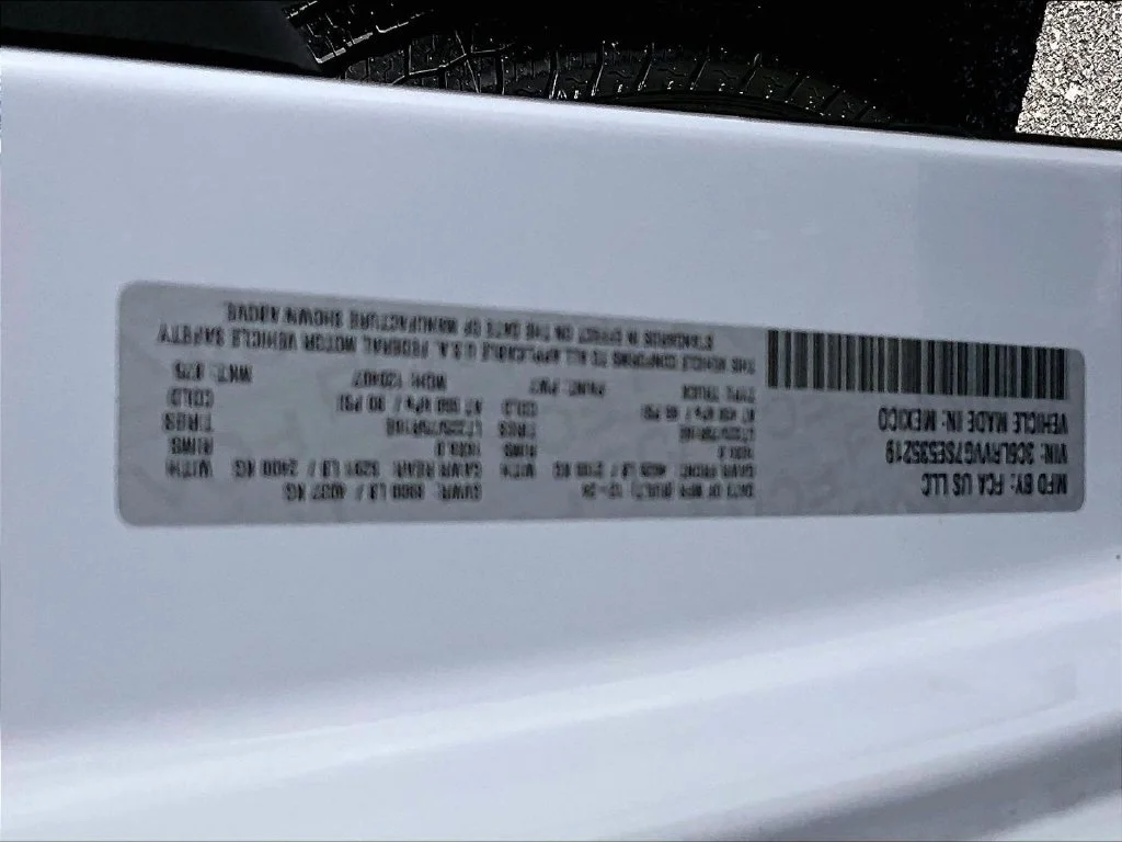 Used 2025 White Ram Base image 32