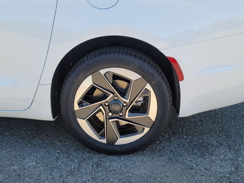 New 2027 Bright White Clear-Coat Exterior Paint Chrysler Limited image 16