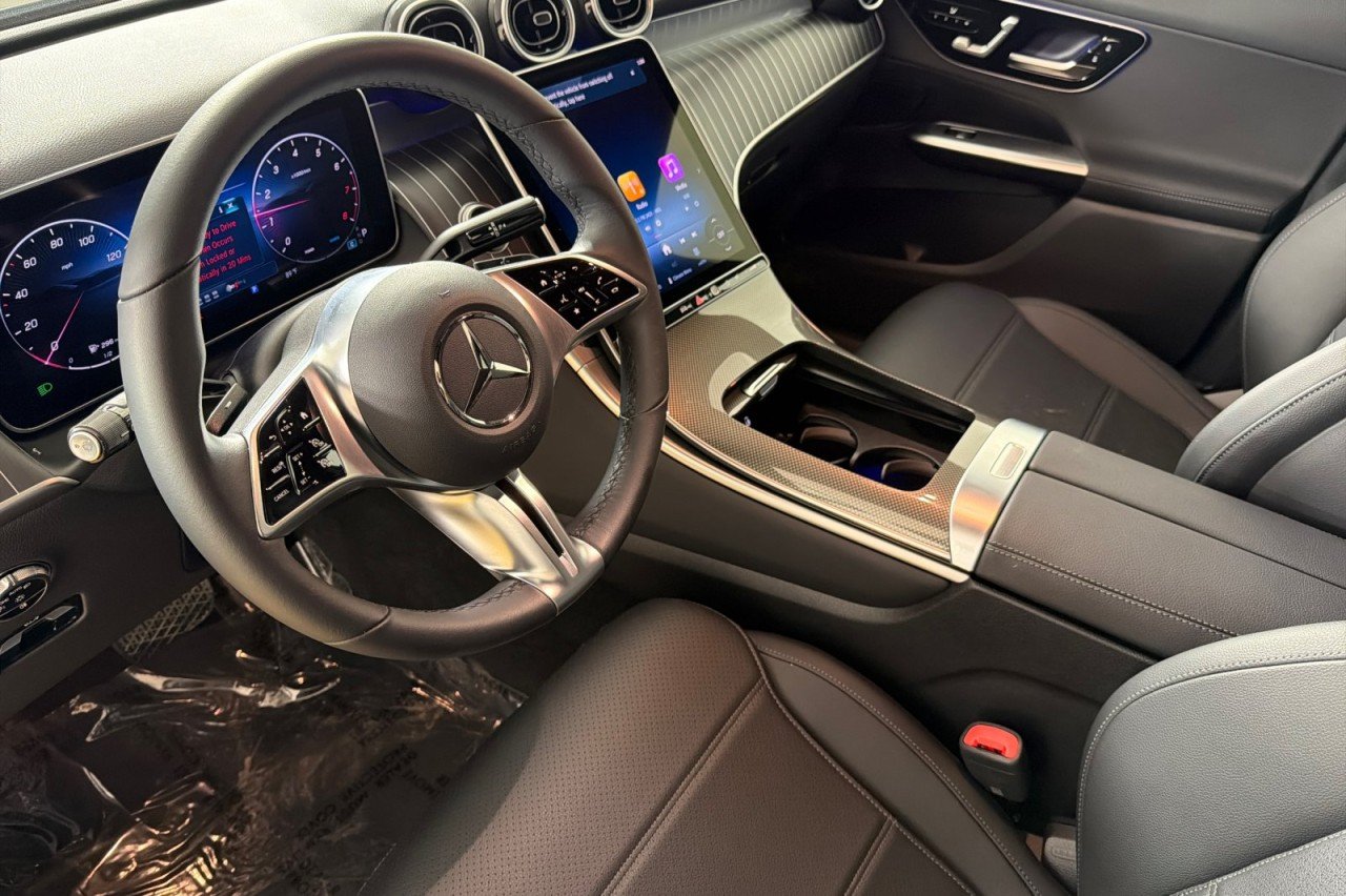 Used 2026 Graphite Grey Metallic Mercedes-Benz GLC 300 image 9