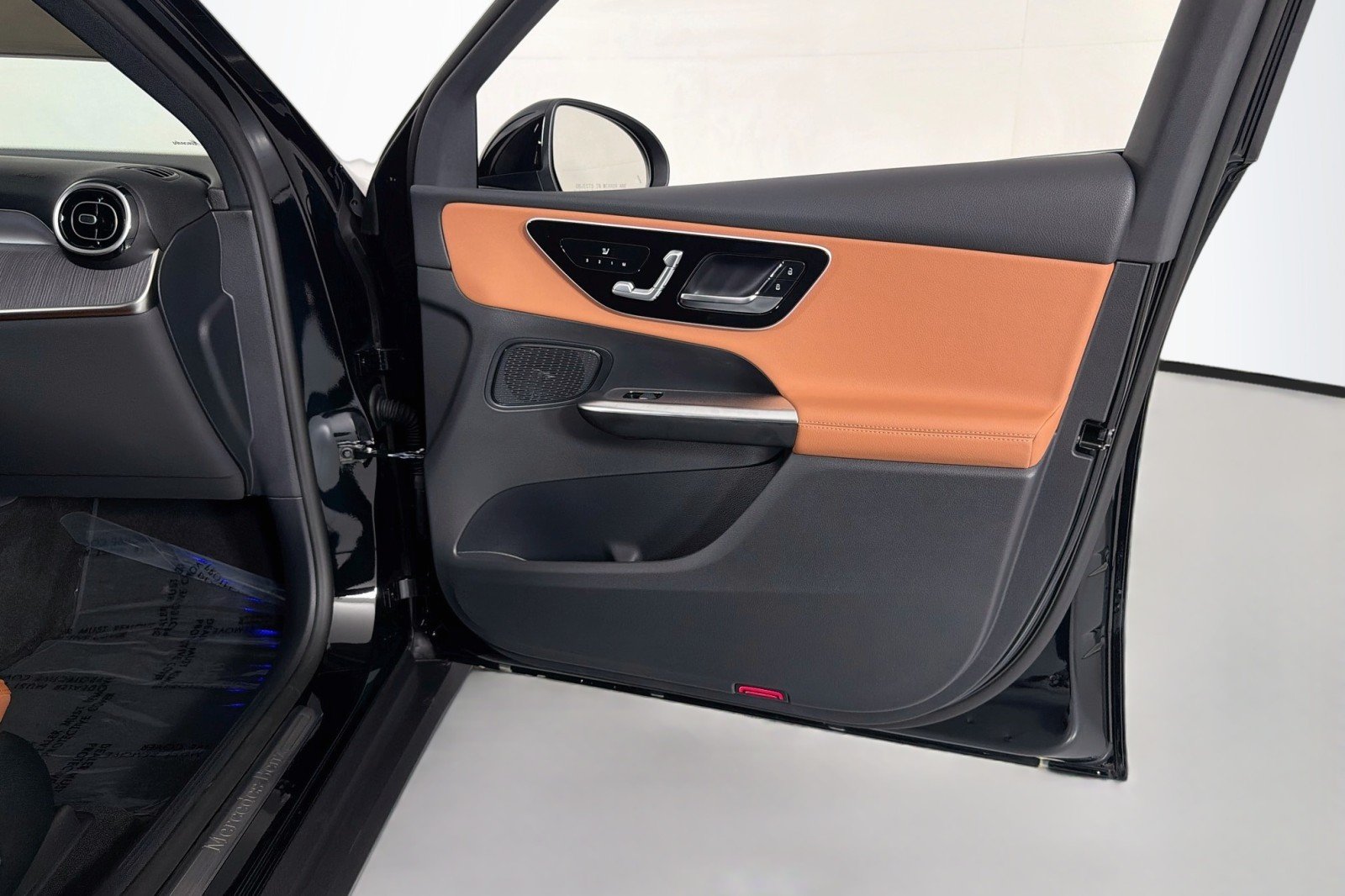 New 2026 Black Mercedes-Benz GLC 300 SUV image 23