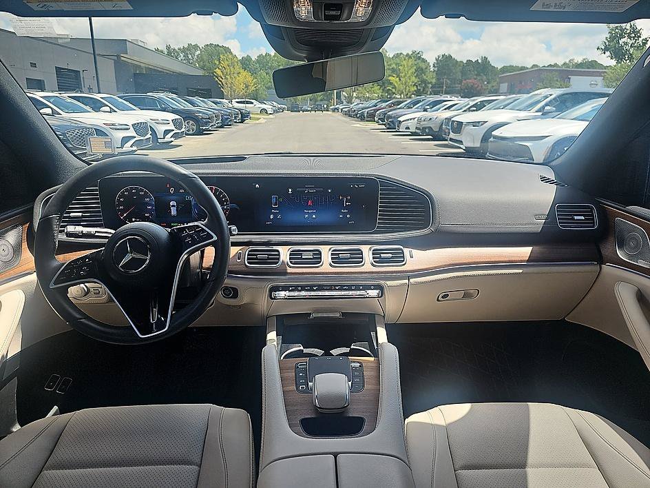 Used 2025 Polar White Mercedes-Benz GLE 450e image 33