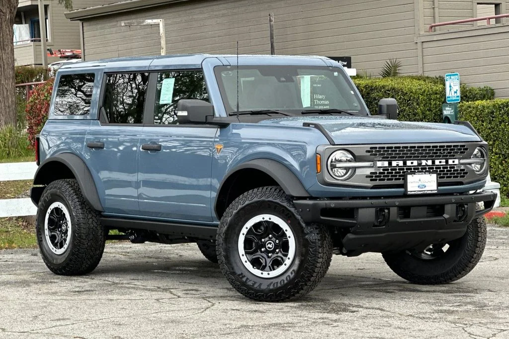 New 2025 Azure Gray Metallic Ford Badlands image 2