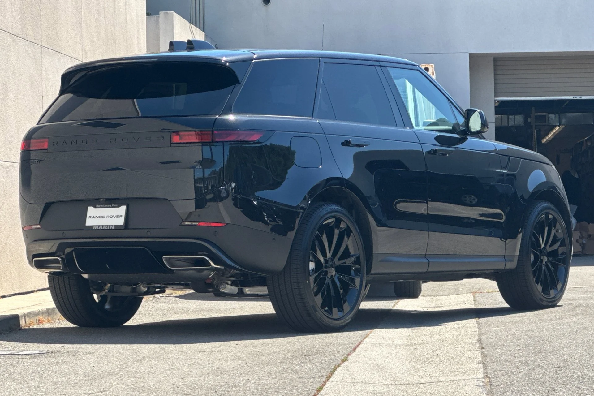 New 2026 SANTORINI BLACK Land Rover SE image 2